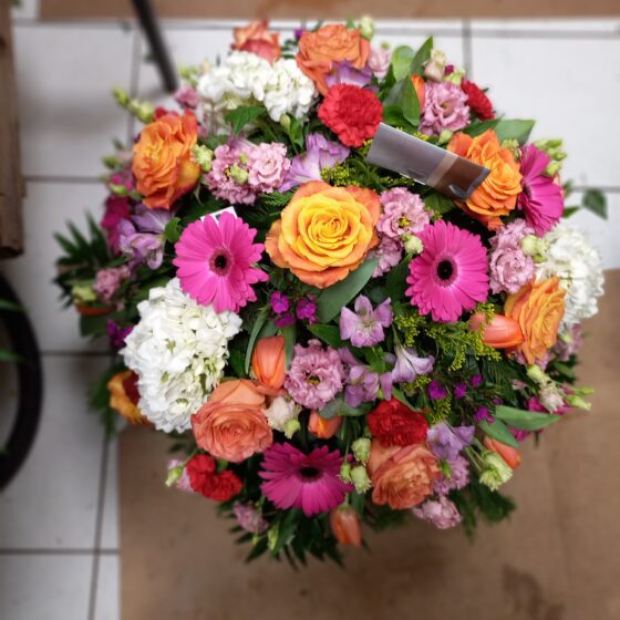 Coussin rond ou carré de fleurs fraiches piquées dans la mousse