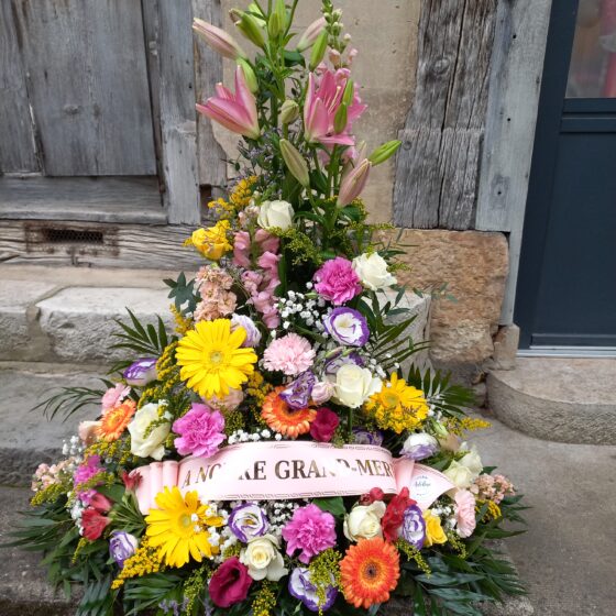 Coussin conique de fleurs piquées dans la mousse